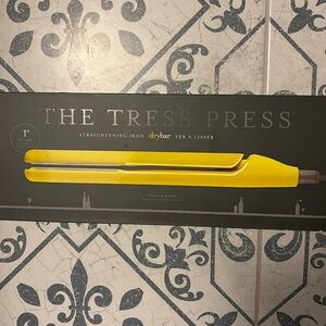 The Tress Press NIB unused straightening iron.  1”Titanium plates curls too!